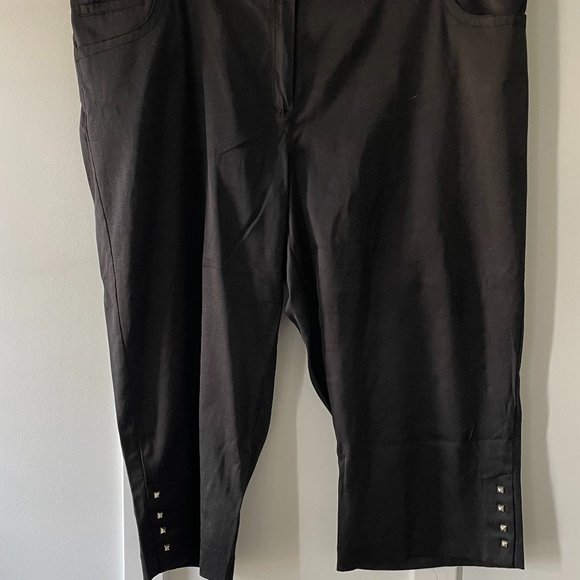 Women's Plus Size Larry Levine Black Capris - Picture 1 of 3